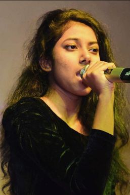 Shubhangi - Anchor in New Delhi | www.dazzlerr.com