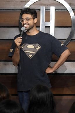 Azhar Qureshi - Comedian in Delhi | www.dazzlerr.com